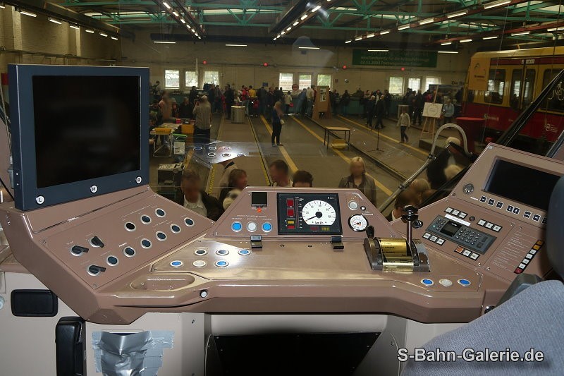 Führerstand der Serienfahrzeuge der Baureihe 480 - S-Bahn-Galerie.de Führerstand der Serienfahrzeuge der Baureihe 480 - S-Bahn-Galerie.de