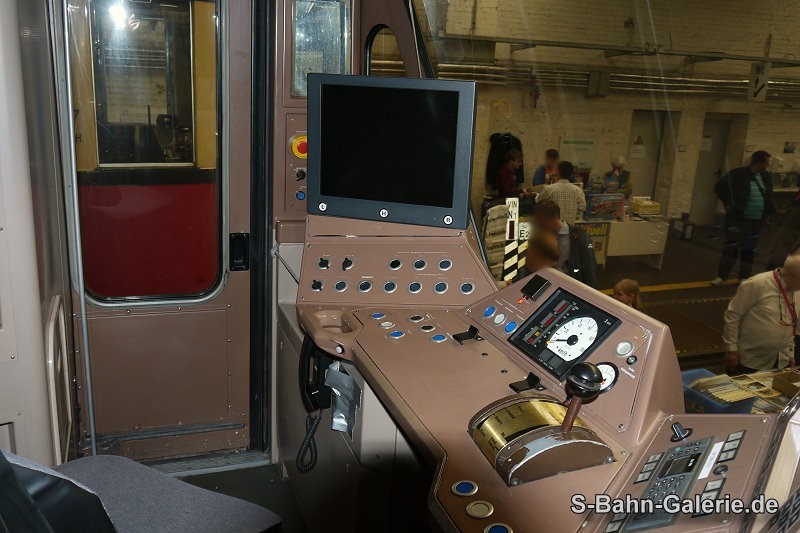 Führerstand der Serienfahrzeuge der Baureihe 480 - S-Bahn-Galerie.de Führerstand der Serienfahrzeuge der Baureihe 480 - S-Bahn-Galerie.de