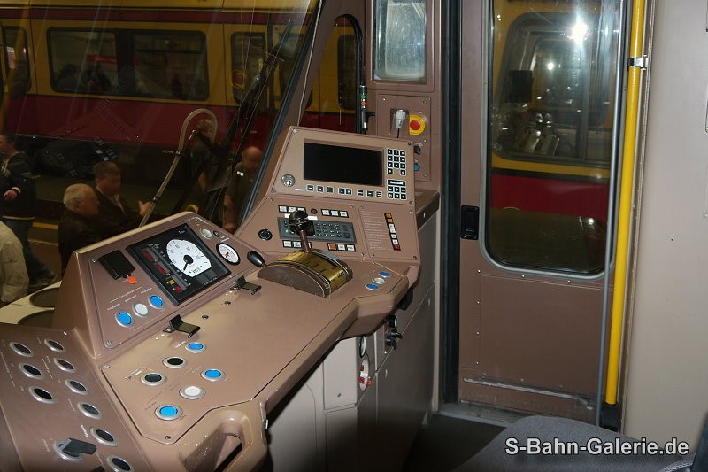 Führerstand der Serienfahrzeuge der Baureihe 480 - S-Bahn-Galerie.de Führerstand der Serienfahrzeuge der Baureihe 480 - S-Bahn-Galerie.de