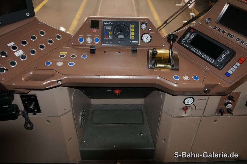 Führerstand der Serienfahrzeuge der Baureihe 480 - S-Bahn-Galerie.de Führerstand der Serienfahrzeuge der Baureihe 480 - S-Bahn-Galerie.de
