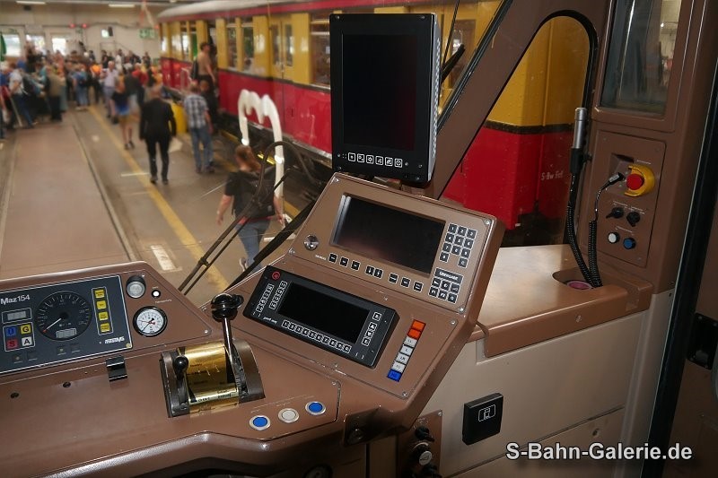 Führerstand der Serienfahrzeuge der Baureihe 480 - S-Bahn-Galerie.de Führerstand der Serienfahrzeuge der Baureihe 480 - S-Bahn-Galerie.de