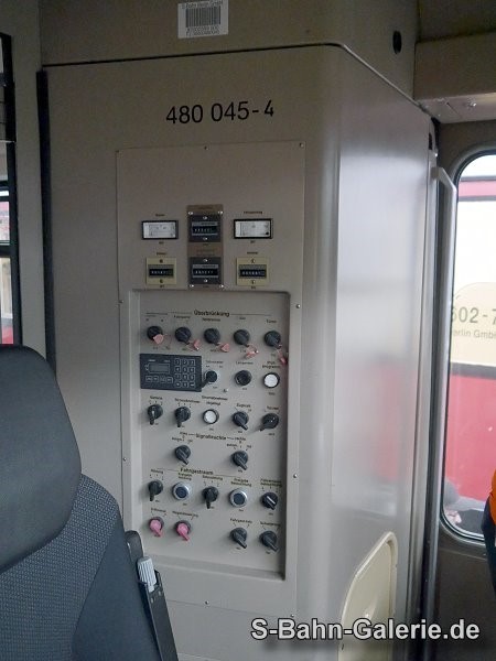 Führerstand der Serienfahrzeuge der Baureihe 480 - S-Bahn-Galerie.de Führerstand der Serienfahrzeuge der Baureihe 480 - S-Bahn-Galerie.de