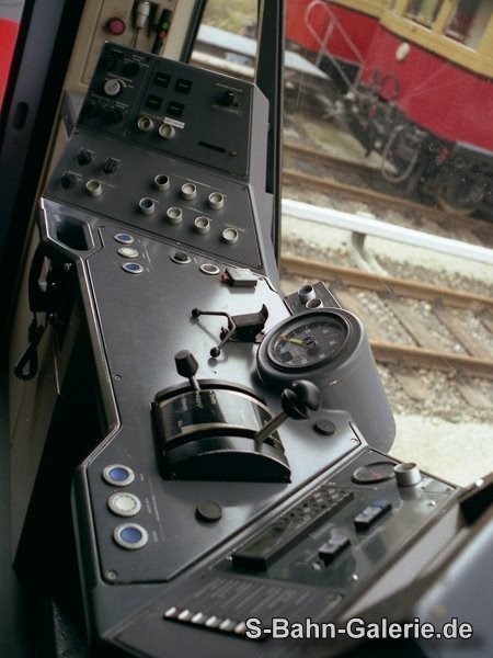Führerstand der Prototypen der Baureihe 480 - S-Bahn-Galerie.de Führerstand der Prototypen der Baureihe 480 - S-Bahn-Galerie.de