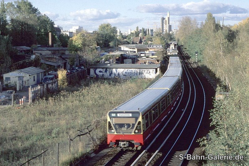 ein Zug der Baureihe 480 im Oktober 1997 in der Nähe Bhf. Yorkstraße - Sammlung Olaf Hoell ein Zug der Baureihe 480 im Oktober 1997 in der Nähe Bhf. Yorkstraße - Sammlung Olaf Hoell