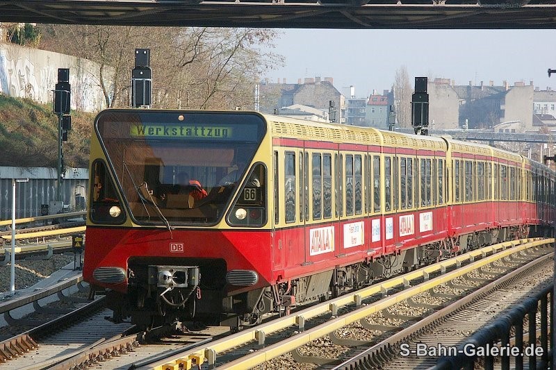 ein Zug der Baureihe 480 im Jahre 2003 (?) in Berlin-Gesundbrunnen - Sammlung Olaf Hoell ein Zug der Baureihe 480 im Jahre 2003 (?) in Berlin-Gesundbrunnen - Sammlung Olaf Hoell