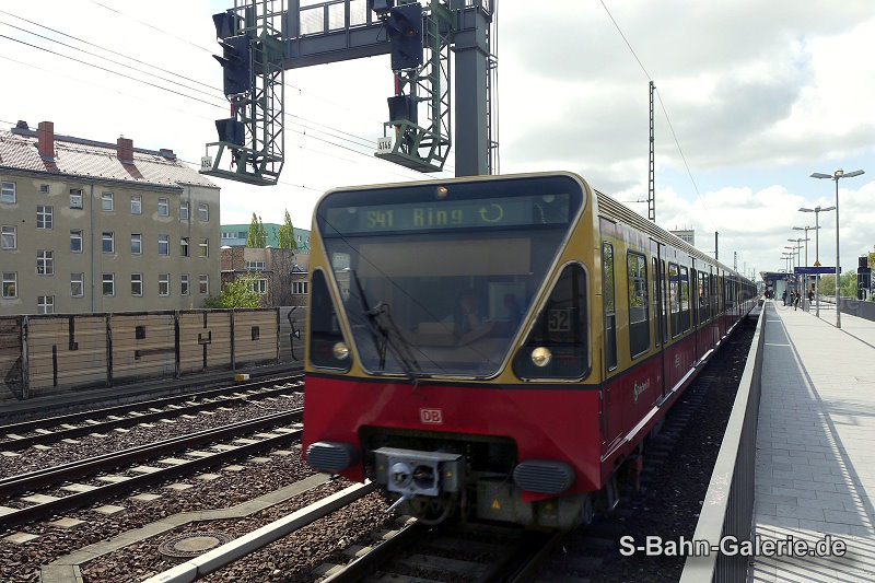 ein Zug der Baureihe 480 am 15.04.2014 in Berlin-Wedding - Foto Olaf Hoell - S-Bahn-Galerie.de ein Zug der Baureihe 480 am 15.04.2014 in Berlin-Wedding - Foto Olaf Hoell - S-Bahn-Galerie.de