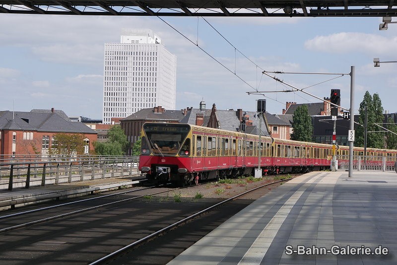 ein Zug der Baureihe 480 am 18.05.20231 in Berlin-Hauptbahnhof (Stadtbahn) - Foto: Olaf Hoell - S-Bahn-Galerie.de ein Zug der Baureihe 480 am 18.05.20231 in Berlin-Hauptbahnhof (Stadtbahn) - Foto: Olaf Hoell - S-Bahn-Galerie.de