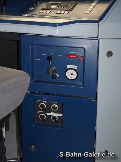 Führerstand des A-Triebwagen 481 090 - Foto: Olaf Hoell Führerstand des A-Triebwagen 481 090 - Foto: Olaf Hoell