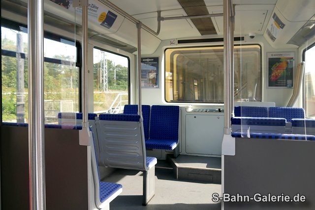 482 355 am 16.09.2023 im S-Bw Friedrichsfelde - Fahrgastraum - Foto: Olaf Hoell 482 355 am 16.09.2023 im S-Bw Friedrichsfelde - Fahrgastraum - Foto: Olaf Hoell
