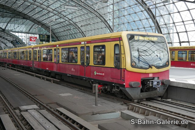 481 346 am 28.07.2023 in Berlin-Hauptbahnhof - Foto Olaf Hoell 481 346 am 28.07.2023 in Berlin-Hauptbahnhof - Foto Olaf Hoell