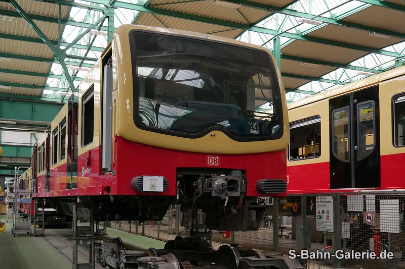 der Unfall-Triebwagen 481 334 wurde in der Hauptwerkstatt Schöneweide instandgesetzt - S-Bahn Berlin - Foto: Olaf Hoell der Unfall-Triebwagen 481 334 wurde in der Hauptwerkstatt Schöneweide instandgesetzt - S-Bahn Berlin - Foto: Olaf Hoell