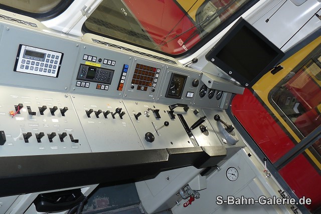 Führerstand des Triebwagen 485 070 am 17.05.2008 in Erkner - S-Bahn-Galerie.de Führerstand des Triebwagen 485 070 am 17.05.2008 in Erkner - S-Bahn-Galerie.de