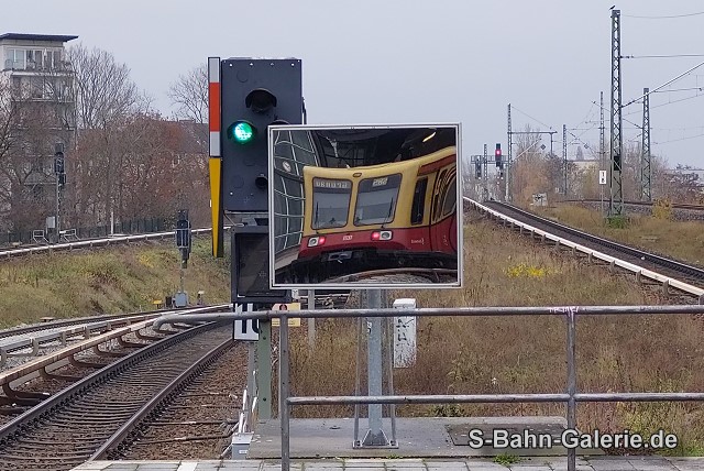 485 090 am 02.12.2022 in Bornholmer Straße - Foto: Olaf Hoell - S-Bahn-Galerie.de 485 090 am 02.12.2022 in Bornholmer Straße - Foto: Olaf Hoell - S-Bahn-Galerie.de