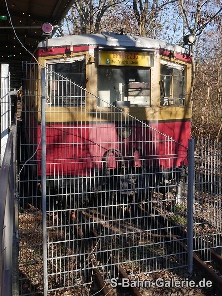 Gerätezug S-Bw Friedrichsfelde - Mannschaftswagen - am 19.01.2025 abgestellt im Deutschen Technikmuseum Berlin - S-Bahn-Galerie.de Gerätezug S-Bw Friedrichsfelde - Mannschaftswagen - am 19.01.2025 abgestellt im Deutschen Technikmuseum Berlin - S-Bahn-Galerie.de