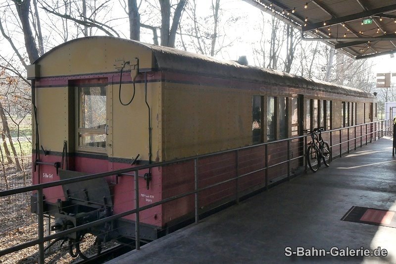 Gerätezug S-Bw Friedrichsfelde - Mannschaftswagen - am 19.01.2025 abgestellt im Deutschen Technikmuseum Berlin - S-Bahn-Galerie.de Gerätezug S-Bw Friedrichsfelde - Mannschaftswagen - am 19.01.2025 abgestellt im Deutschen Technikmuseum Berlin - S-Bahn-Galerie.de