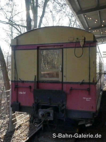 Gerätezug S-Bw Friedrichsfelde - Mannschaftswagen - am 19.01.2025 abgestellt im Deutschen Technikmuseum Berlin - S-Bahn-Galerie.de Gerätezug S-Bw Friedrichsfelde - Mannschaftswagen - am 19.01.2025 abgestellt im Deutschen Technikmuseum Berlin - S-Bahn-Galerie.de