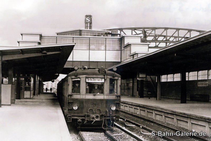 Ein Oranienburger (ET 168) um 1935 im Bahnhof Bornholmer Strasse - S-Bahn-Galerie.de Ein Oranienburger (ET 168) um 1935 im Bahnhof Bornholmer Strasse - S-Bahn-Galerie.de