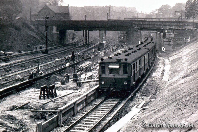 ET 168 - Bauart Oranienburg - Durchfahrt durch den im Bau befindlichen Bahnhof Humboldthain 1934 - S-Bahn-Galerie.de ET 168 - Bauart Oranienburg - Durchfahrt durch den im Bau befindlichen Bahnhof Humboldthain 1934 - S-Bahn-Galerie.de