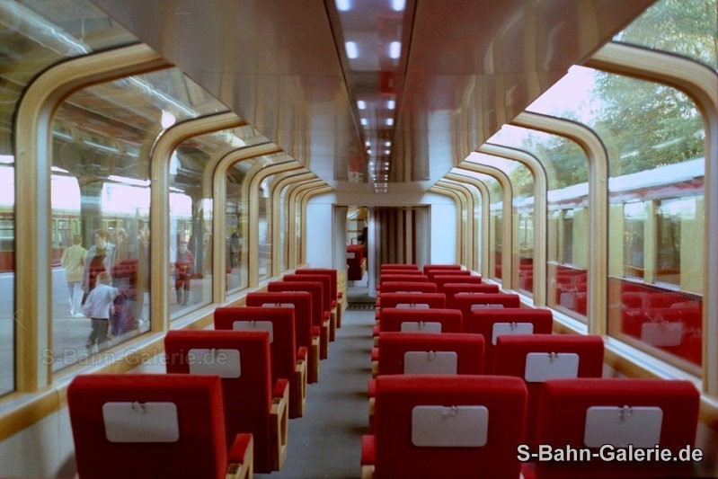 Fahrgastraum der Panorama-S-Bahn 488 001 - Foto: Olaf Hoell Fahrgastraum der Panorama-S-Bahn 488 001 - Foto: Olaf Hoell