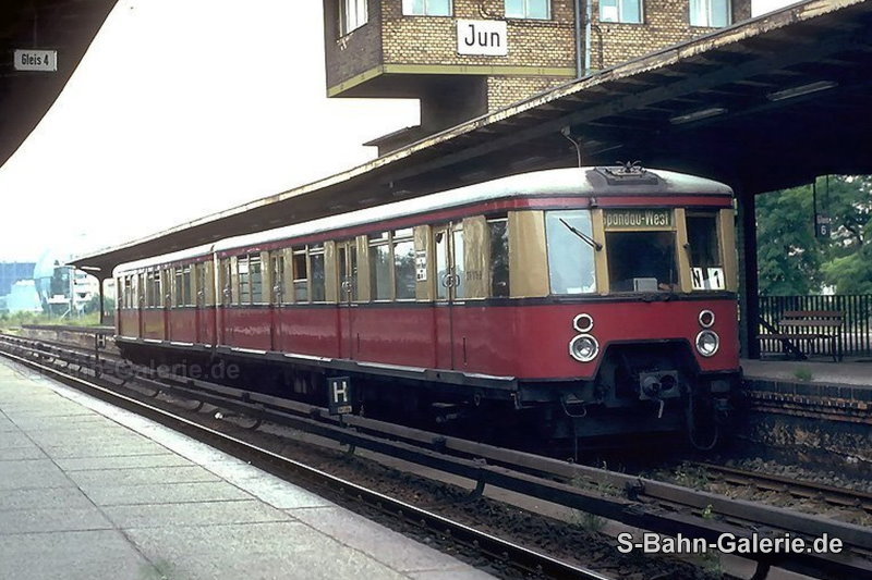 276 075 / 276 076 um 1979 in Berlin-Jungfernheide - S-Bahn-Galerie.de 276 075 / 276 076 um 1979 in Berlin-Jungfernheide - S-Bahn-Galerie.de