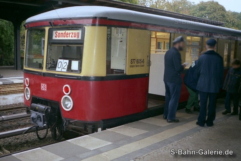477 605 in Berlin-Gruneald am 27.10.2001 - S-Bahn-Galerie.de 477 605 in Berlin-Gruneald am 27.10.2001 - S-Bahn-Galerie.de