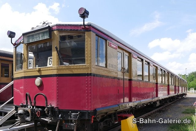 Steuerwagen 275 694 als ES 165 231 am 25.05.2024 vor vor der Triebwagenhalle Erkner - Foto: Olaf Hoell Steuerwagen 275 694 als ES 165 231 am 25.05.2024 vor der Triebwagenhalle Erkner - Foto: Olaf Hoell