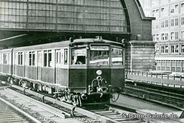 ein Stadtbahner um 1930 in Berlin-Alexanderplatz - Sammlung Olaf Hoell ein Stadtbahner um 1930 in Berlin-Alexanderplatz - Sammlung Olaf Hoell