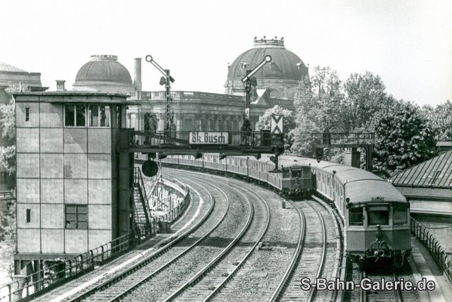 Stadtbahner um 1942 Nähe Bahnhof Börse auf der Berliner Stadtbahn - Sammlung Olaf Hoell Stadtbahner um 1942 Nähe Bahnhof Börse auf der Berliner Stadtbahn - Sammlung Olaf Hoell