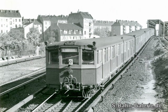 ein Stadtbahner um 1942 Nähe Bahnhof Bornholmer Straße - Sammlung Olaf Hoell ein Stadtbahner um 1942 Nähe Bahnhof Bornholmer Straße - Sammlung Olaf Hoell