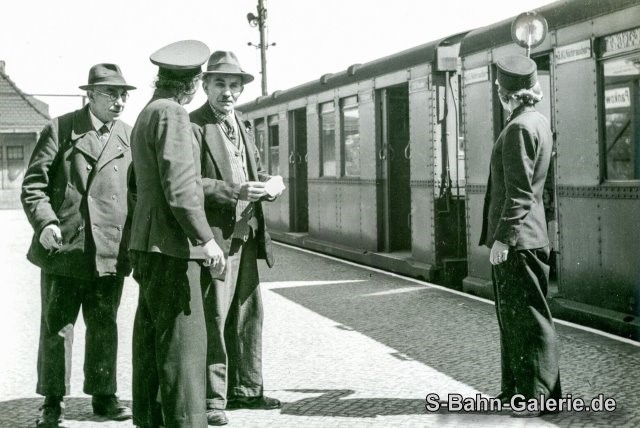 ein Stadtbahner um 1942 bei der Abfertigung in Pankow - Sammlung Olaf Hoell ein Stadtbahner um 1942 bei der Abfertigung in Pankow - Sammlung Olaf Hoell
