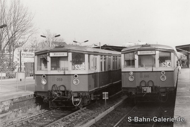 275 059 und 275 045 um 1985 in Berlin-Charlottenburg unter BVG-Regie - Sammlung Olaf Hoell 275 059 und 275 045 um 1985 in Berlin-Charlottenburg unter BVG-Regie - Sammlung Olaf Hoell