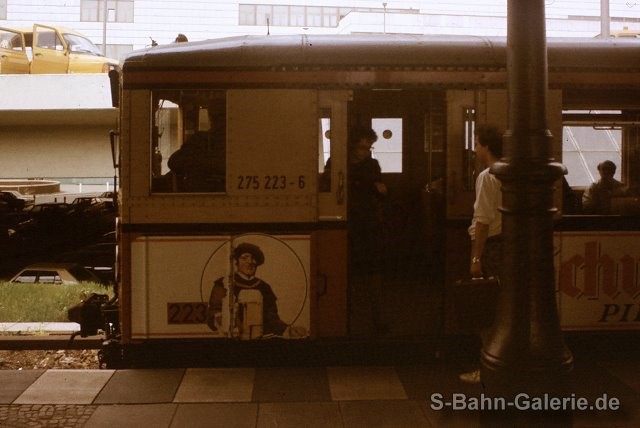 275 223 um 1986 in Berlin-Feuerbachstraße unter BVG-Regie - Sammlung Olaf Hoell 275 223 um 1986 in Berlin-Feuerbachstraße unter BVG-Regie - Sammlung Olaf Hoell