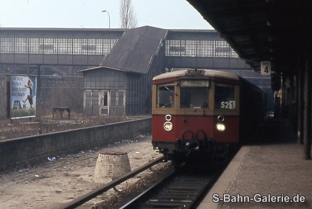 ein unbekannter Stadtbahner im April 1985 in Gesundbrunnen - Sammlung Olaf Hoell ein unbekannter Stadtbahner im April 1985 in Gesundbrunnen - Sammlung Olaf Hoell
