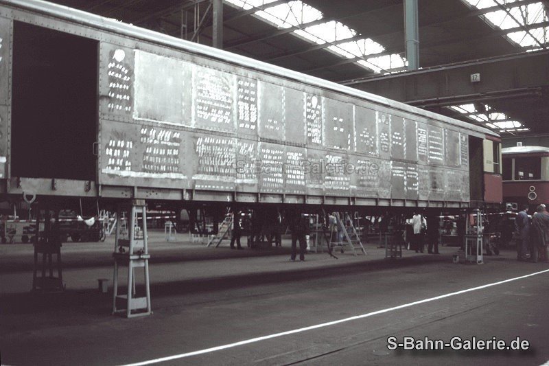 Umbau des Triebwagen 476 375 zum Reinigungszug 1996 im RAW Schöneweide - S-Bahn-Galerie.de Umbau des Triebwagen 476 375 zum Reinigungszug 1996 im RAW Schöneweide - S-Bahn-Galerie.de