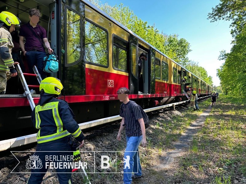 Zug kollidiert mit Baum am 01.05.2024 - Foto: Berliner Feuerwehr Zug kollidiert mit Baum am 01.05.2024 - Foto: Berliner Feuerwehr