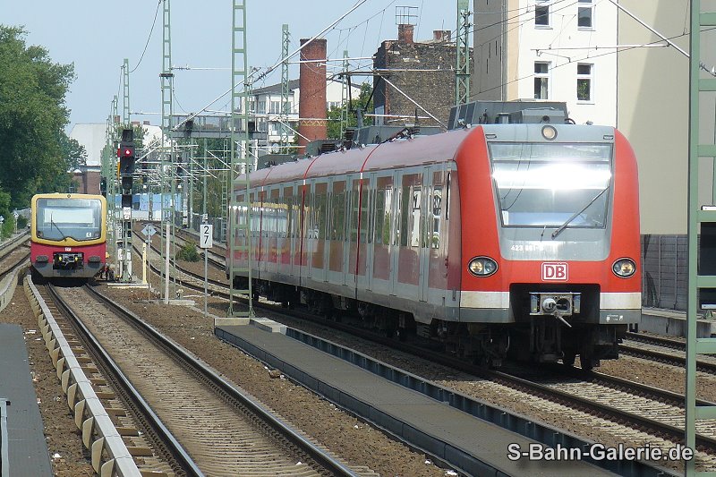 Ersatz-S-Bahn 423 161 am 02.08.2009 in Berlin-Wedding - S-Bahn-Galerie.de Ersatz-S-Bahn 423 161 am 02.08.2009 in Berlin-Wedding - S-Bahn-Galerie.de