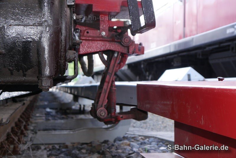 Stromabnehmer der S-Bahn Berlin - Foto: Olaf Hoell Stromabnehmer der S-Bahn Berlin - Foto: Olaf Hoell